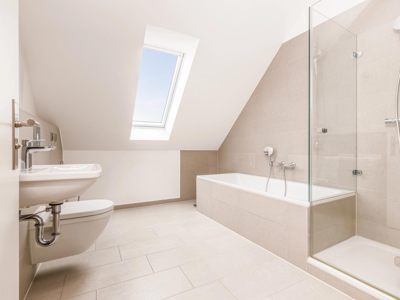 Modernes Vollbad mit walk-in Rainshower Modernes Vollbad mit walk-in Rainshower