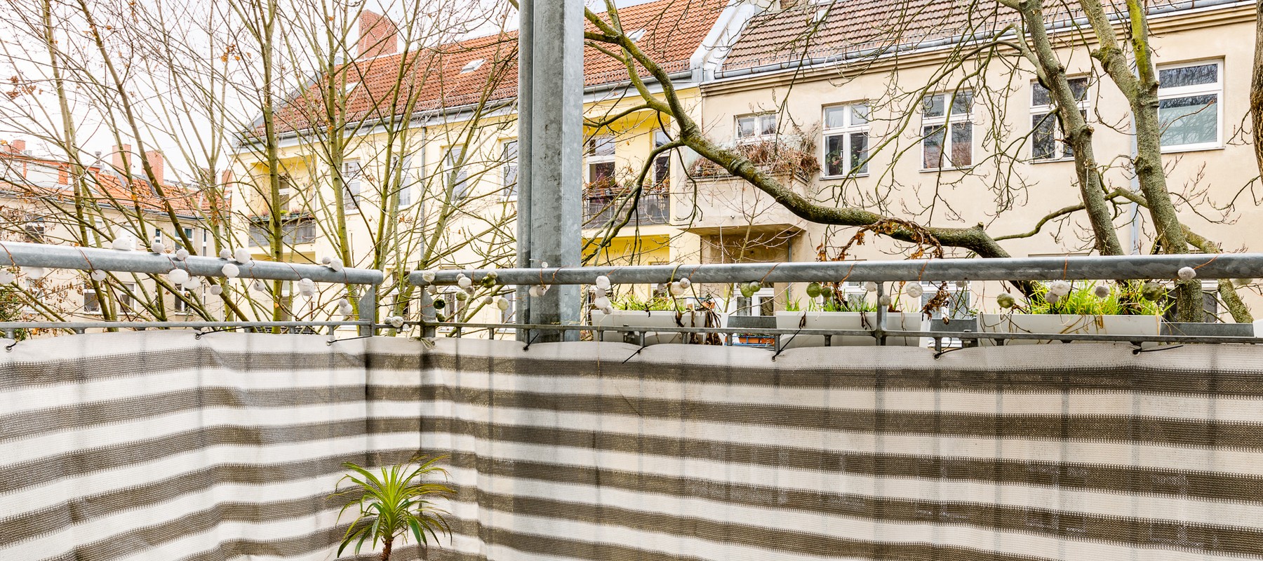 Ruhiger Balkon zum Innenhof Ruhiger Balkon zum Innenhof