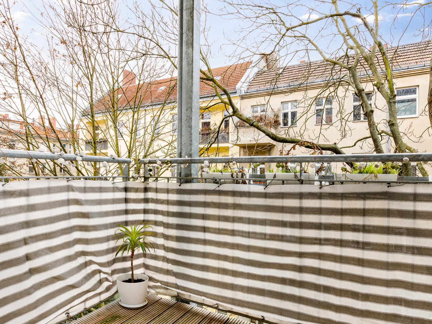 Ruhiger Balkon zum Innenhof Ruhiger Balkon zum Innenhof