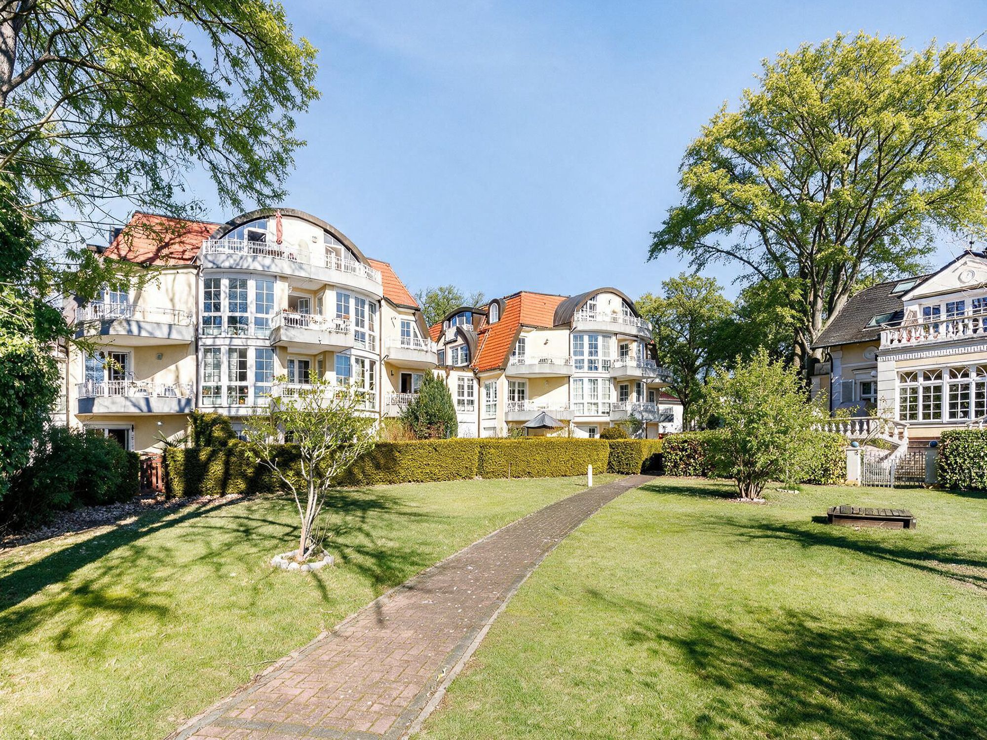 Modernes Mehrfamilienhaus auf großem Wassergrundstück 