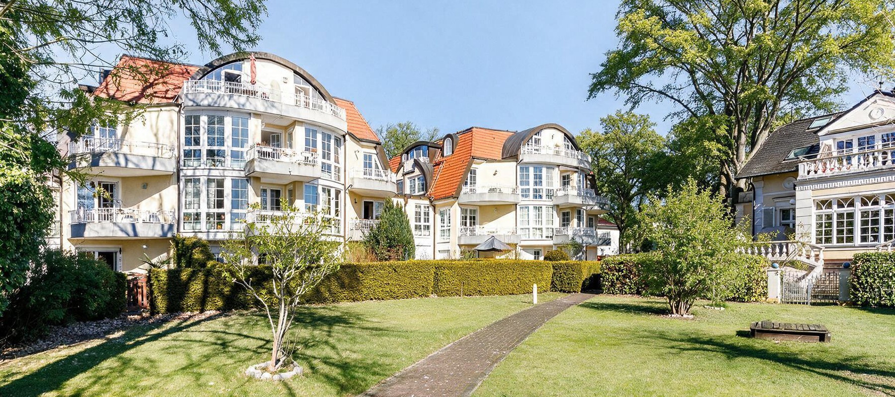 Modernes Mehrfamilienhaus auf großem Wassergrundstück Modernes Mehrfamilienhaus auf großem Wassergrundstück