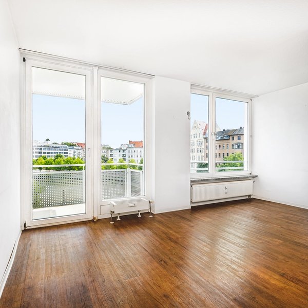 Wohnzimmer Balkonzugang Dielenoptik Tageslicht