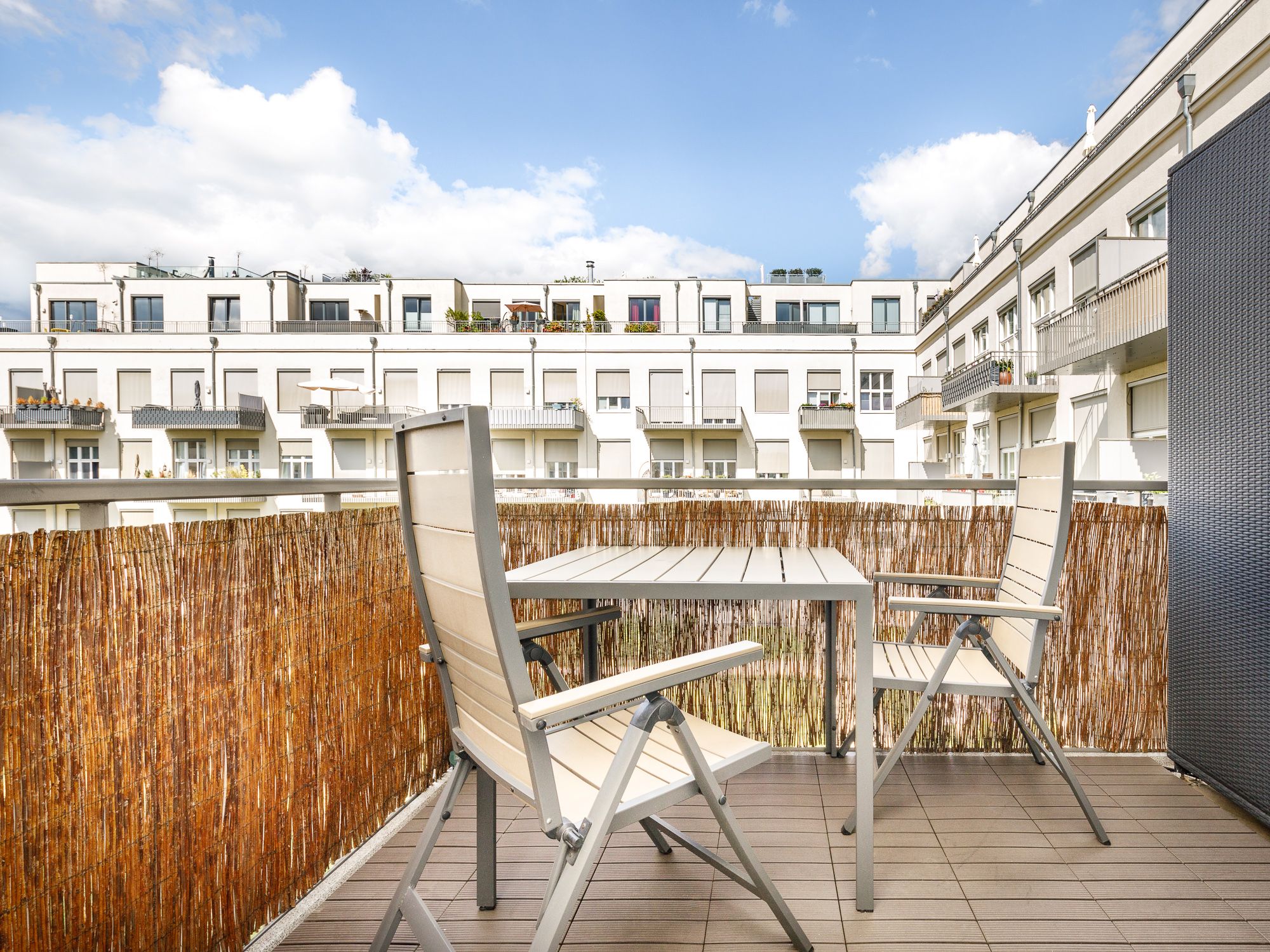 Großzügiger Balkon zum zweiten Innenhof 
