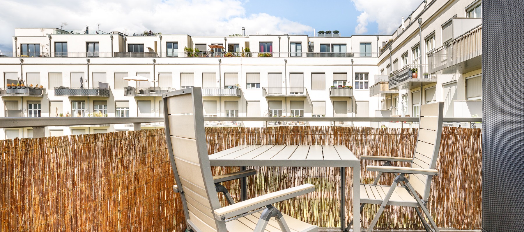 Großzügiger Balkon zum zweiten Innenhof Großzügiger Balkon zum zweiten Innenhof