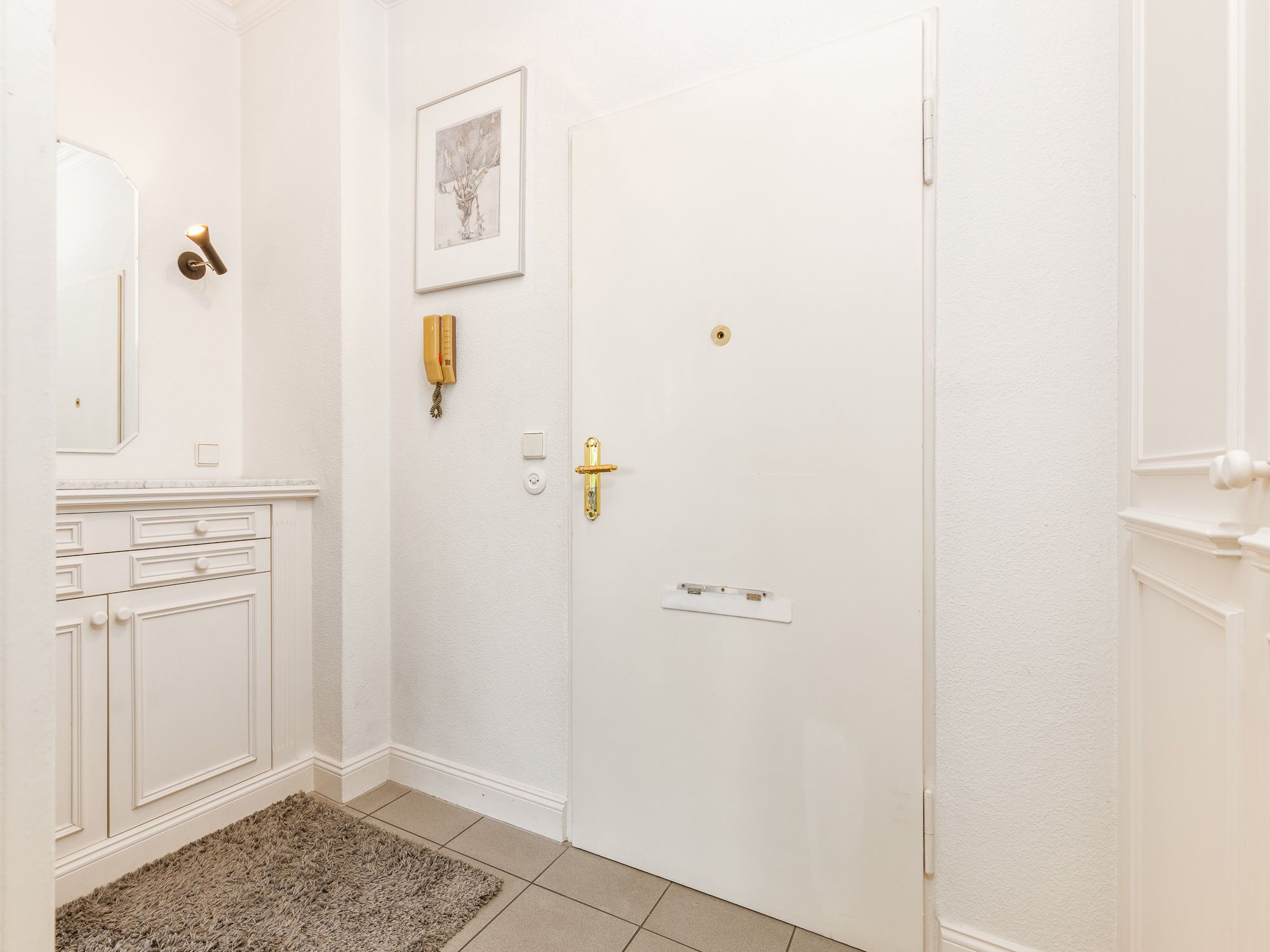 Eingangsbereich mit Garderobe und Sicherheitstür 