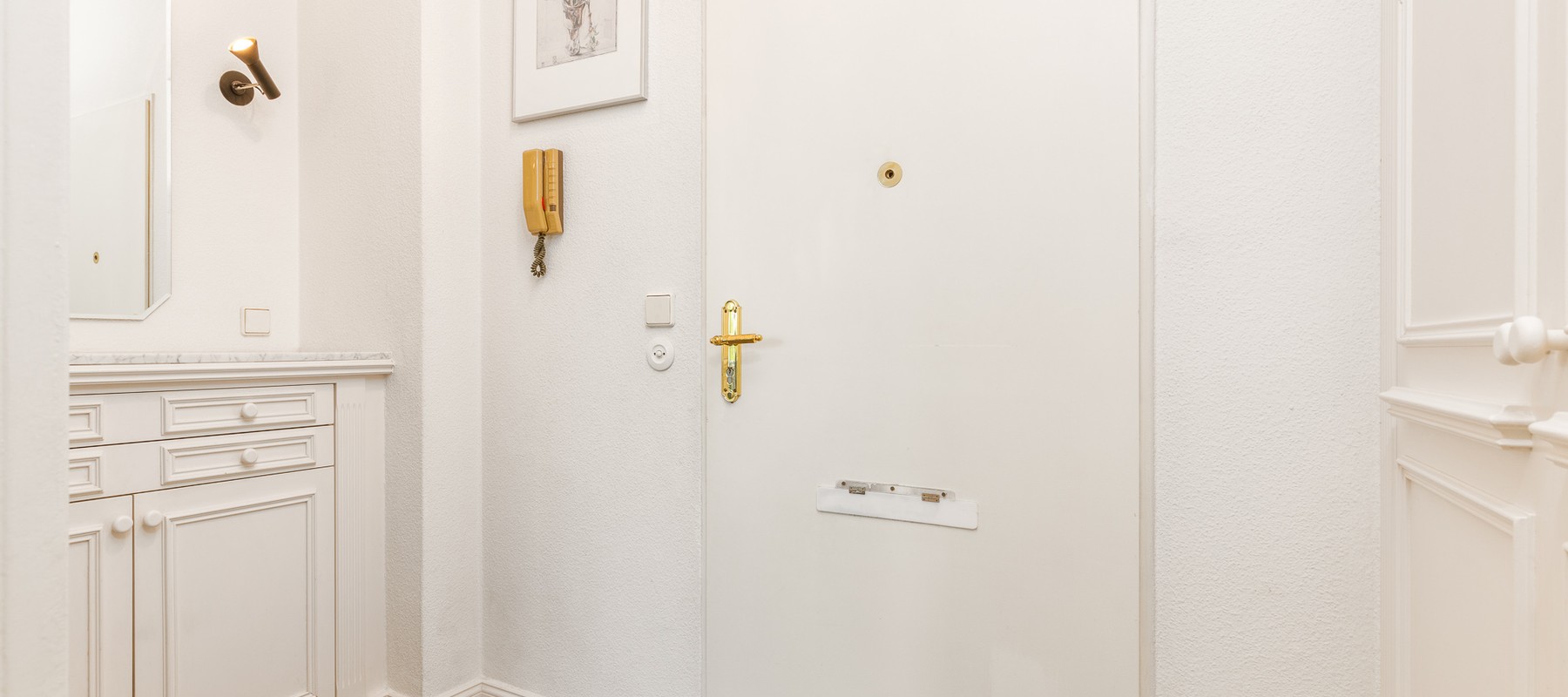 Eingangsbereich mit Garderobe und Sicherheitstür Eingangsbereich mit Garderobe und Sicherheitstür