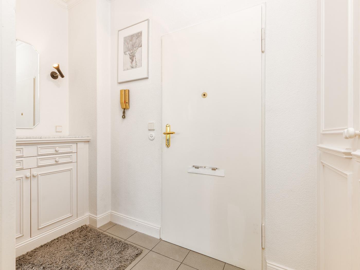 Eingangsbereich mit Garderobe und Sicherheitstür Eingangsbereich mit Garderobe und Sicherheitstür