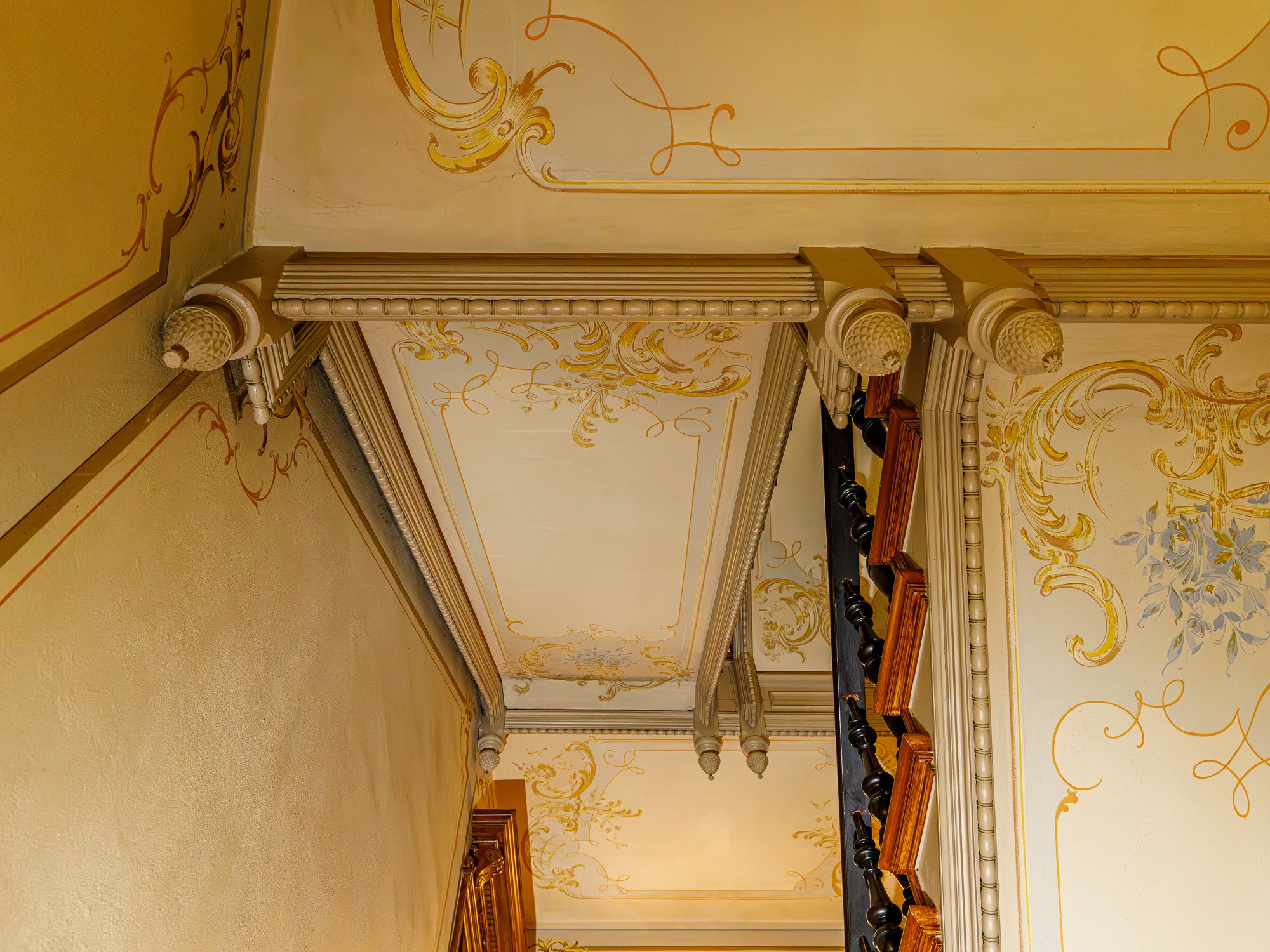 Originale Stuck-Ornamente mit Blattgold 