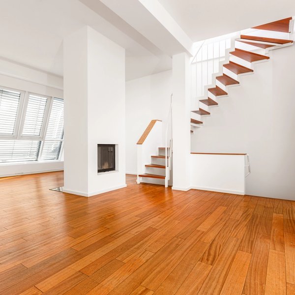 Wohnbereich Galerie Treppe Kamin Parkett