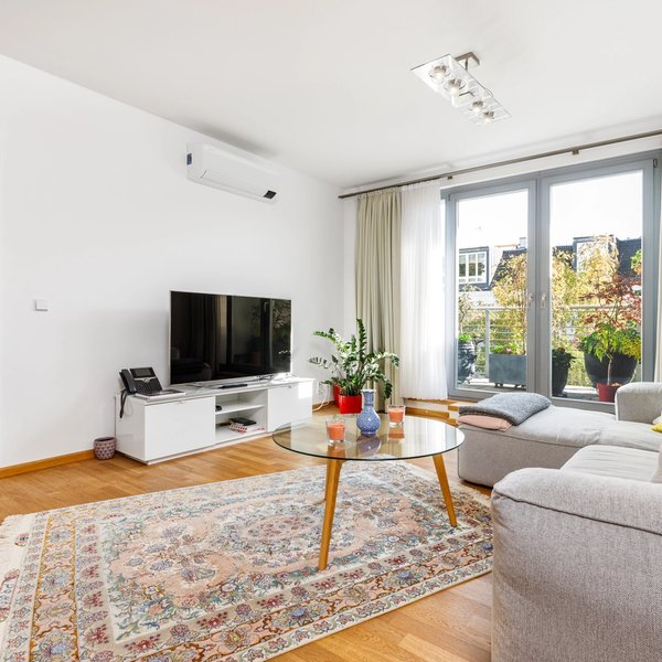 Wohnzimmer Fernseher Sideboard Sofa Balkonzugang Parkettboden