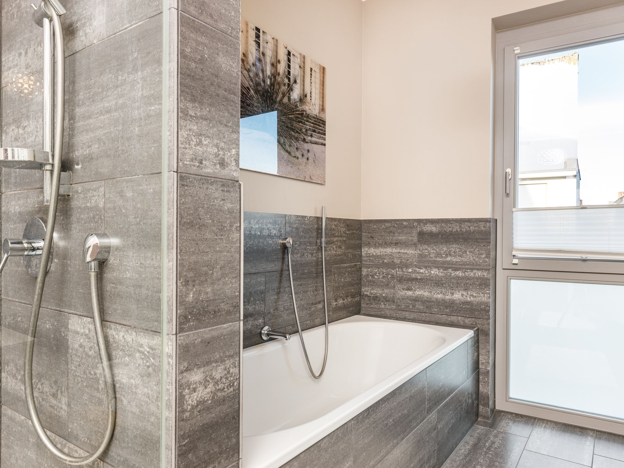 Walk-in Rainshower und großzügige Badewanne