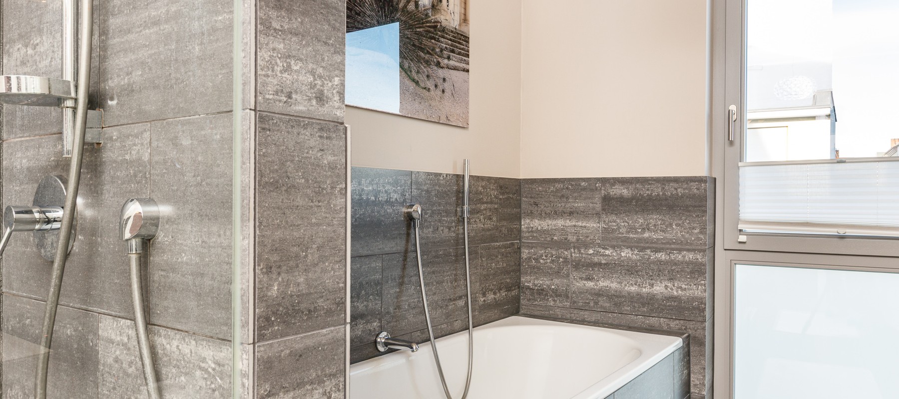 Walk-in Rainshower und großzügige Badewanne Walk-in Rainshower und großzügige Badewanne