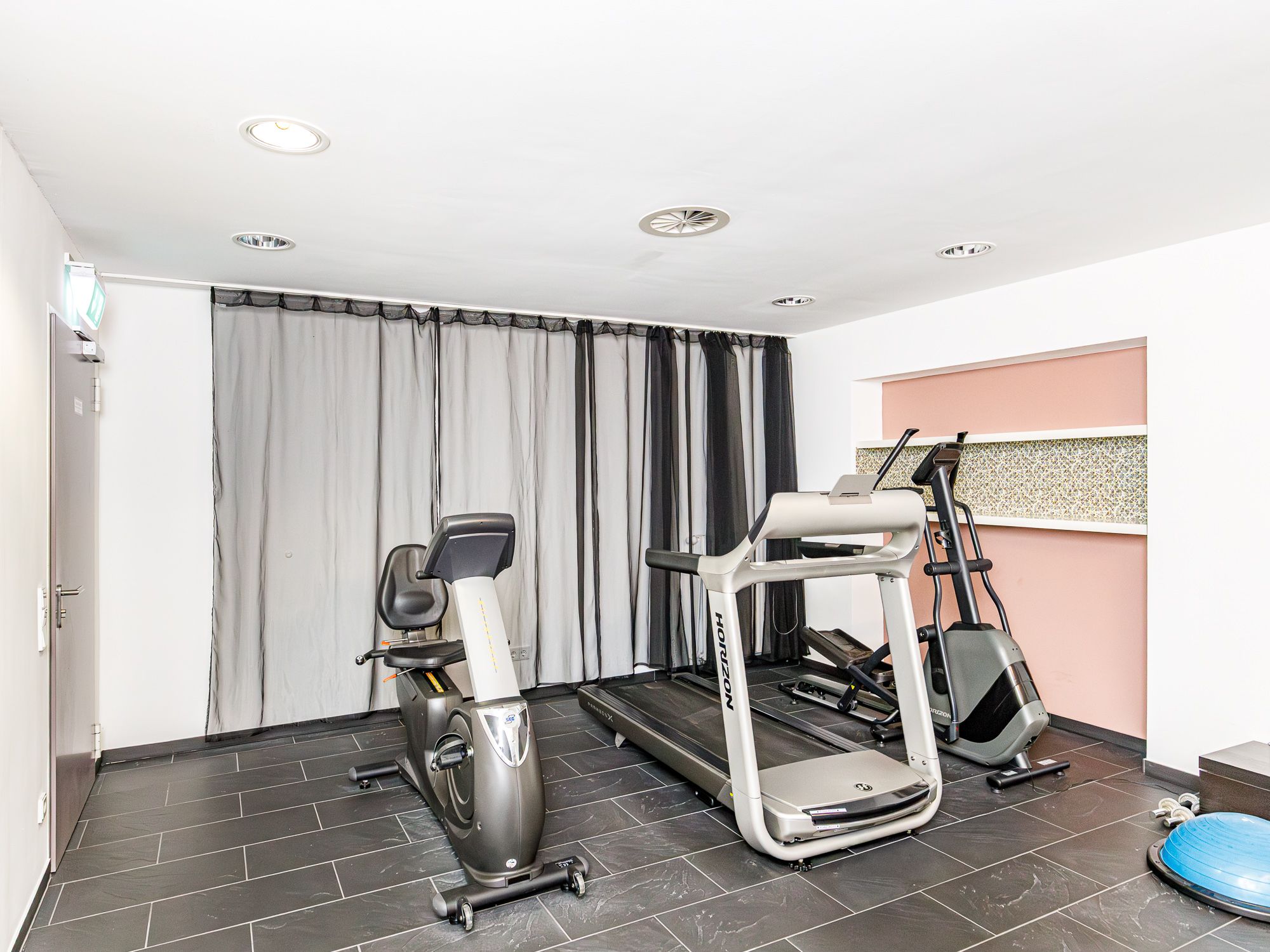 Fitnessbereich mit Sportgeräten 