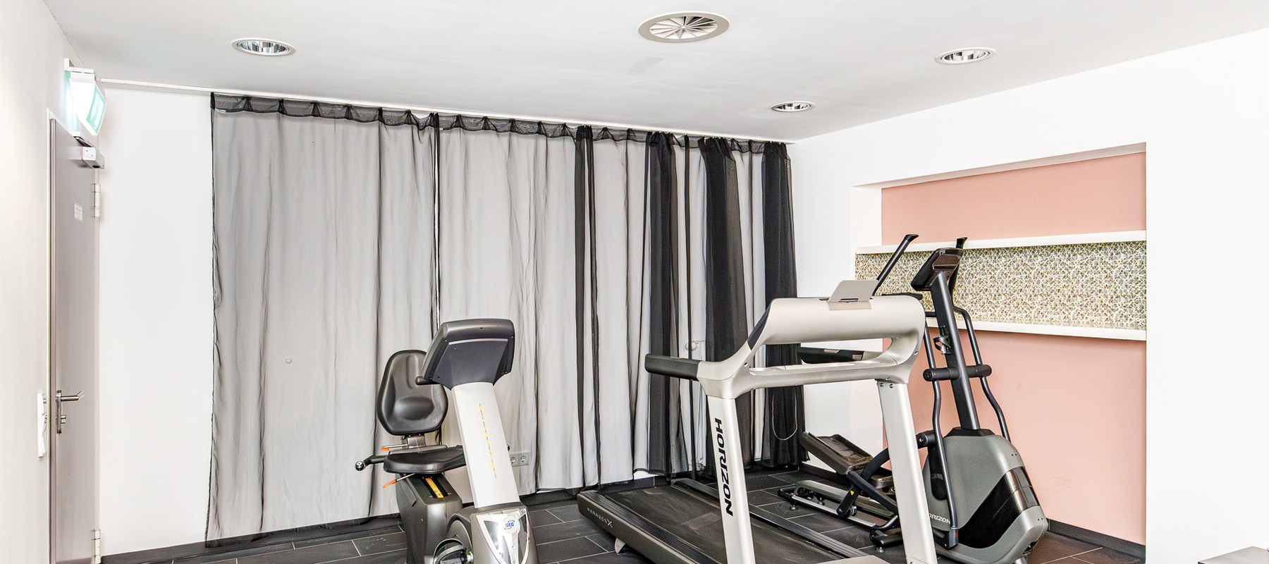 Fitnessbereich mit Sportgeräten Fitnessbereich mit Sportgeräten