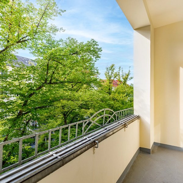 Balkon Grünblick Baumkronen Altbaufassade