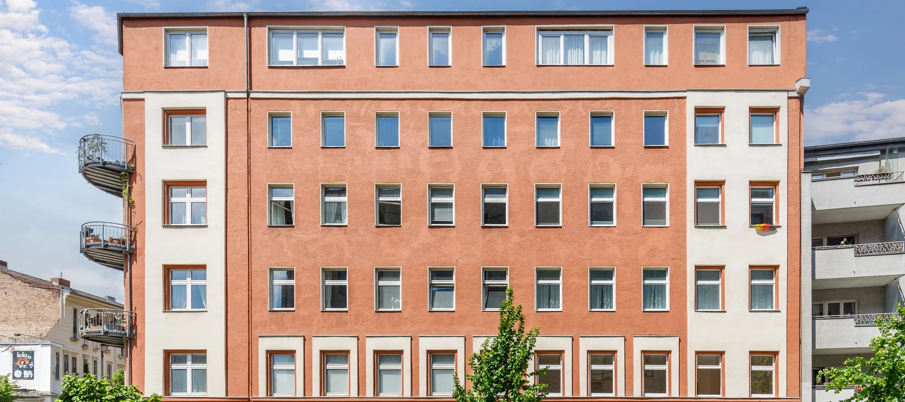 Helle, großzügige Altbauwohnung mit Balkon zwischen Oberbaumbrücke & Badeschiff