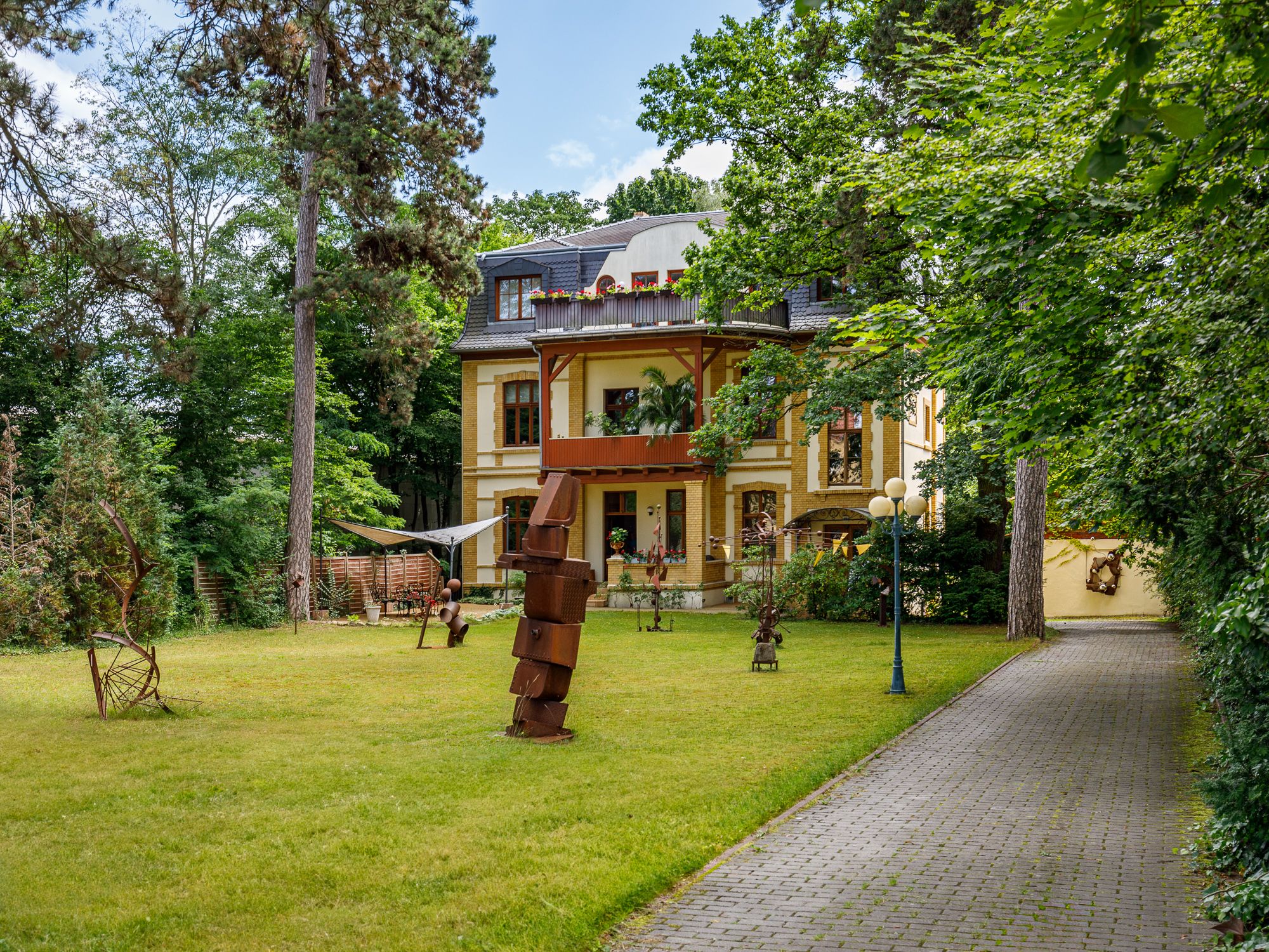 Herrschaftliches Mehrfamilienhaus mit großem Garten und altem Baumbestand 