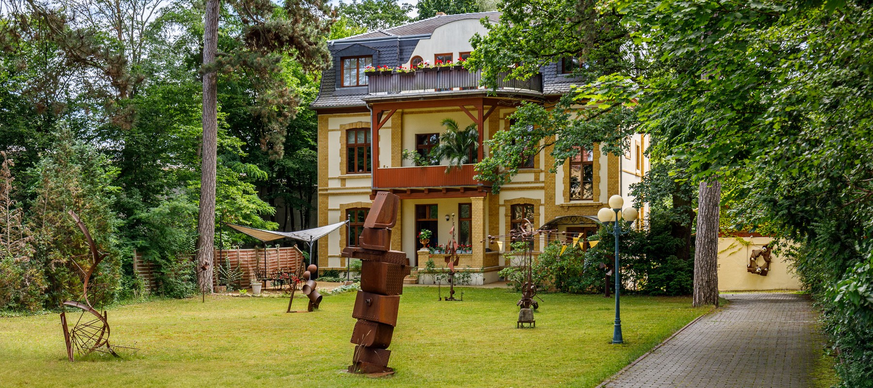 Herrschaftliches Mehrfamilienhaus mit großem Garten und altem Baumbestand Herrschaftliches Mehrfamilienhaus mit großem Garten und altem Baumbestand