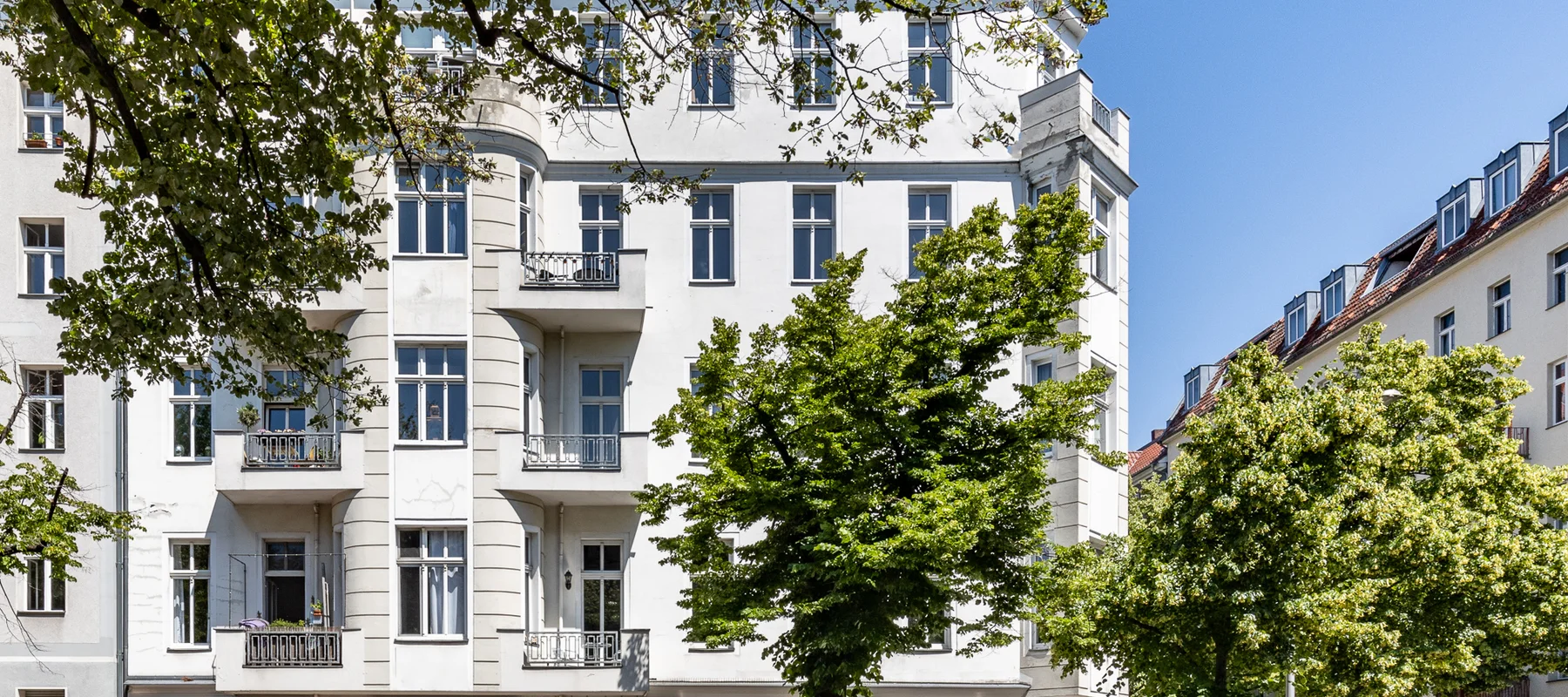 Sanierte Altbauwohnung an der Spree mit offenem Grundriss und lichtdurchflutetem Wohnraum