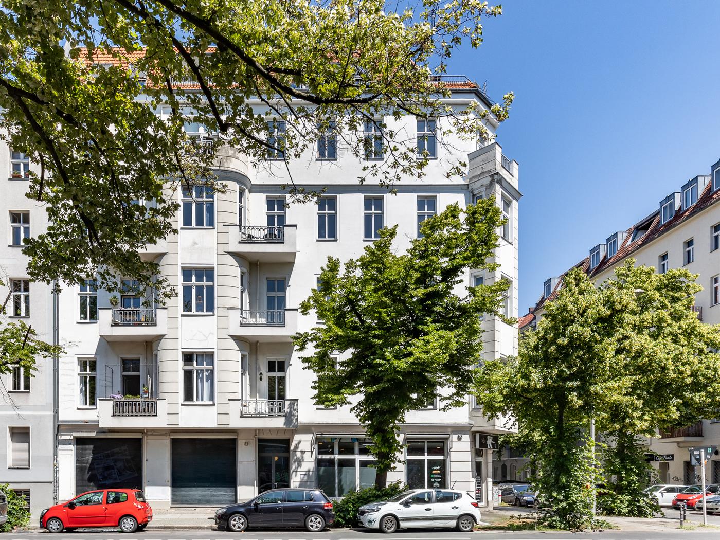 Sanierte Altbauwohnung an der Spree mit offenem Grundriss und lichtdurchflutetem Wohnraum