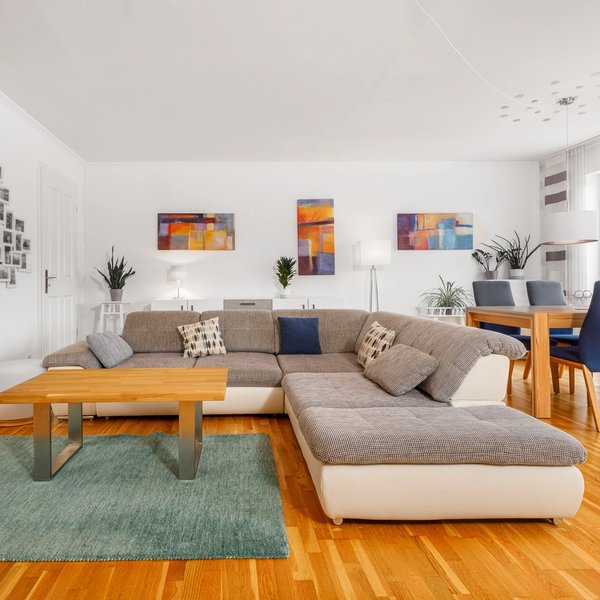 Wohnzimmer Ecksofa Couchtisch Teppich Parkettboden