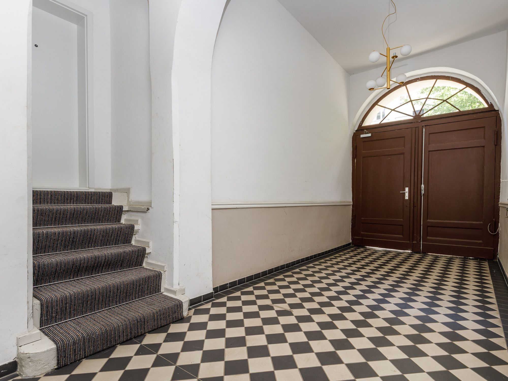 Gepflegter Hausflur mit Sisal-Teppich 