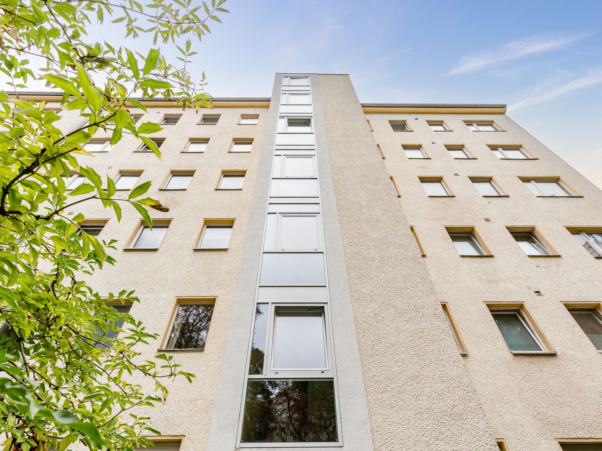 Well-maintained apartment building in Stephankiez  
