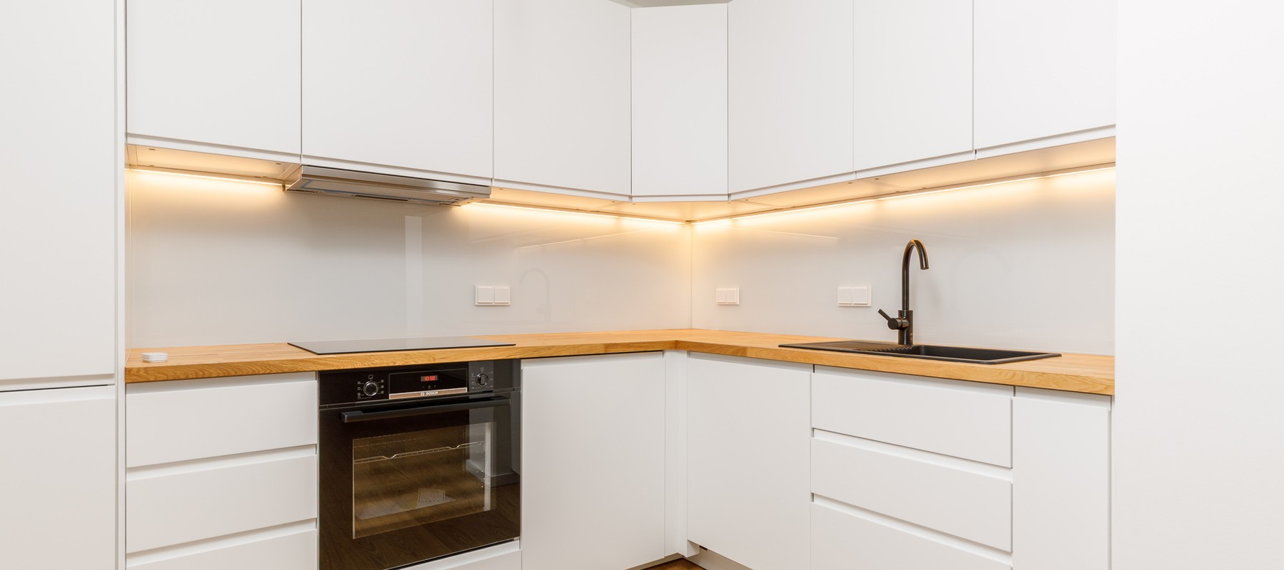 Moderne Einbauküche mit Elektrogeräten Moderne Einbauküche mit Elektrogeräten