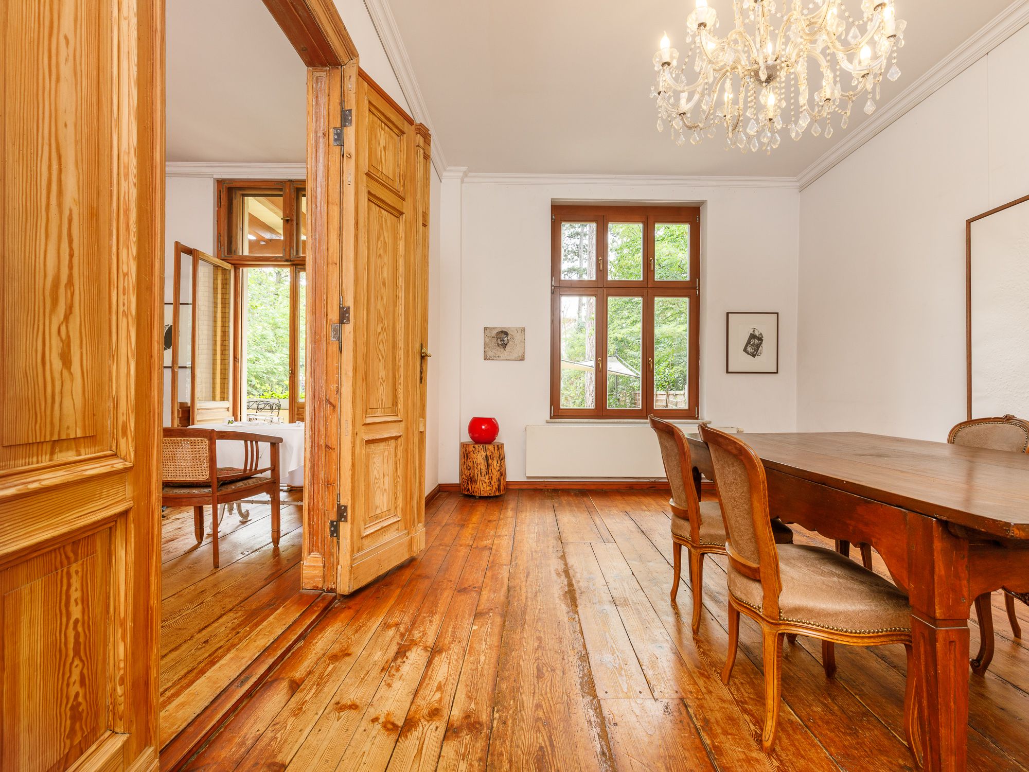 Wohnräume mit historischen Stilelementen, charakteristischen Altbaudetails und klassischer Architektur