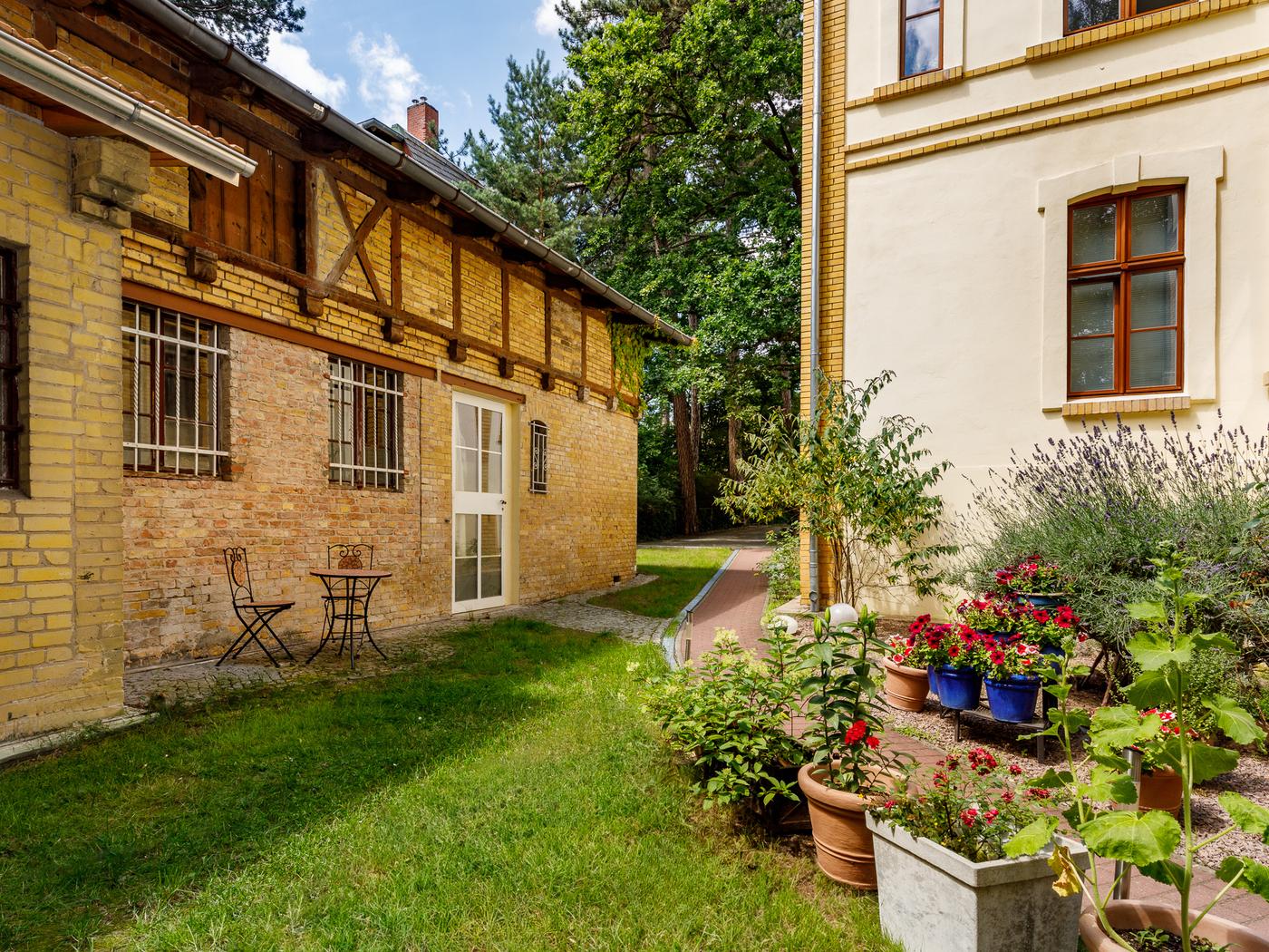 Begrünter Hinterhof mit alter Stallung und Gemüsebeet Begrünter Hinterhof mit alter Stallung und Gemüsebeet