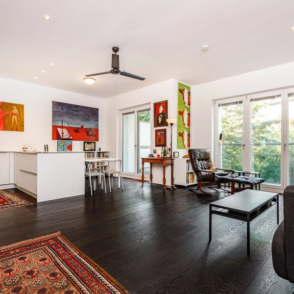 Wohnbereich Parkett Fensterfront Einbauküche