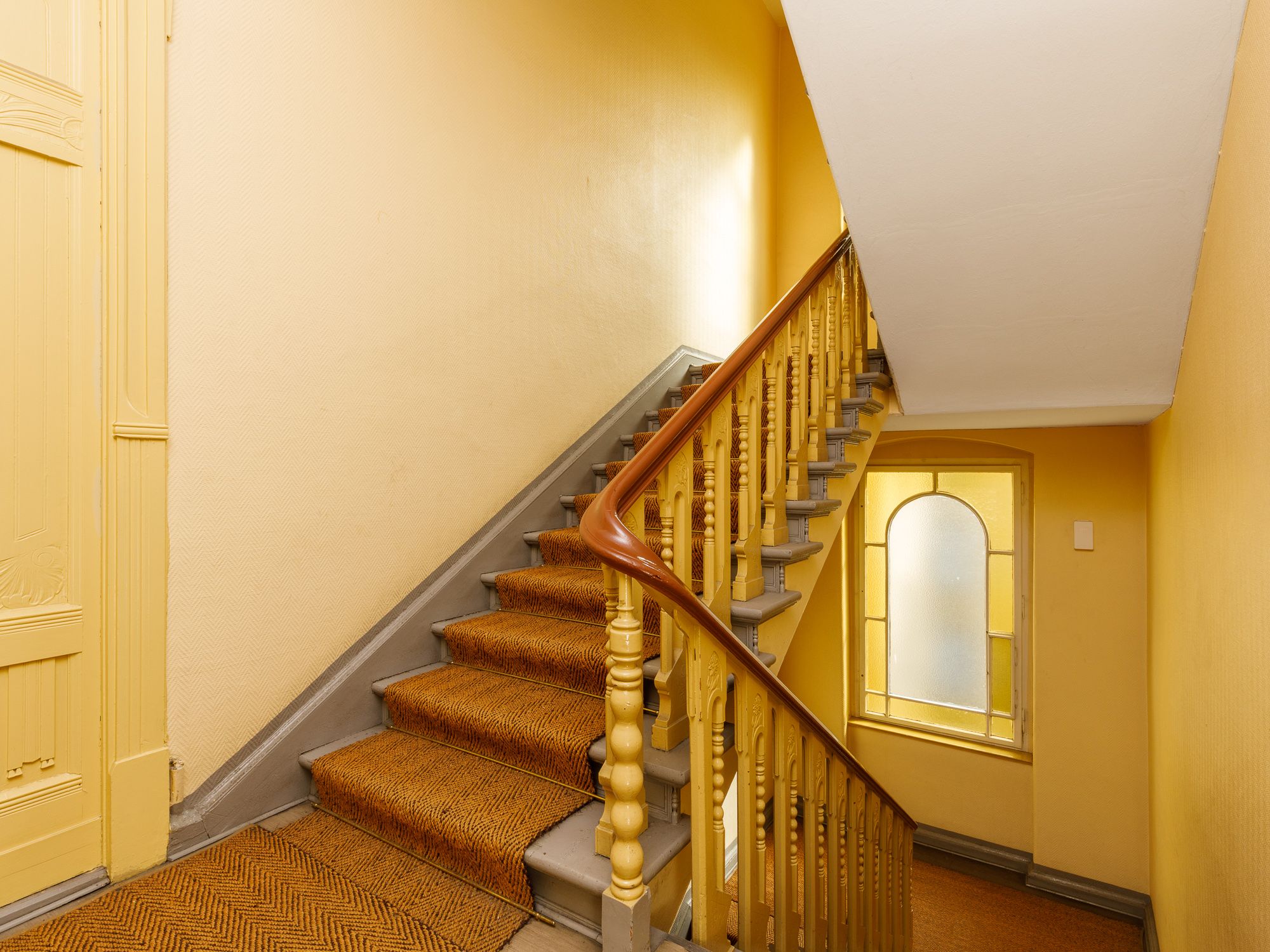 Gepflegtes Treppenhaus mit Sisal-Teppich 