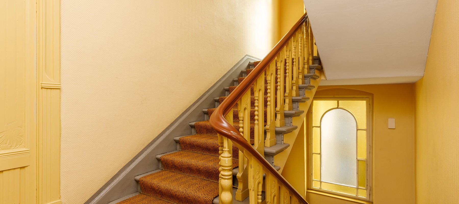 Gepflegtes Treppenhaus mit Sisal-Teppich Gepflegtes Treppenhaus mit Sisal-Teppich