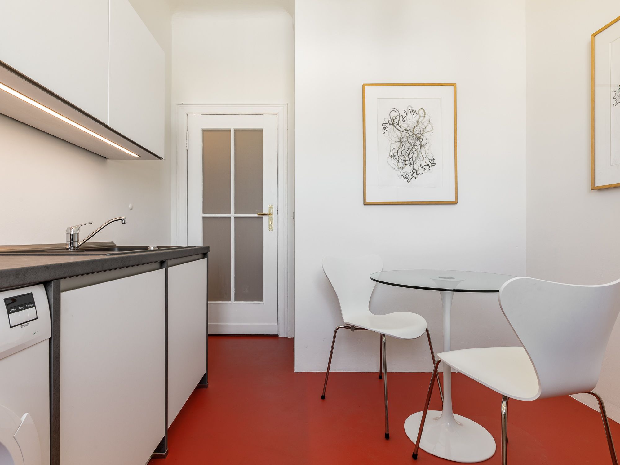 Gepflegte Einbauküche mit Elektrogeräten 