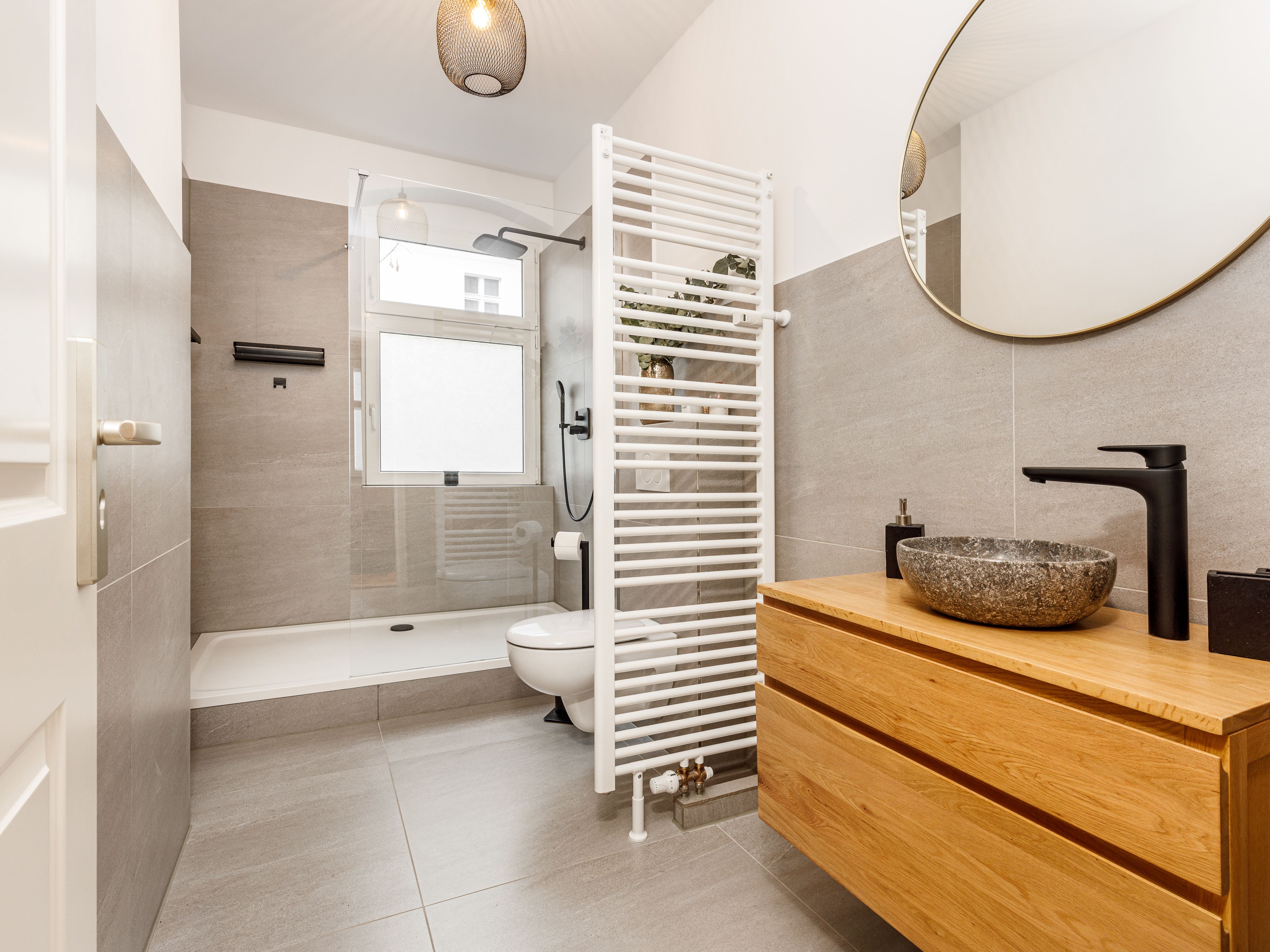 Modernes Duschbad mit walk-in Rainshower