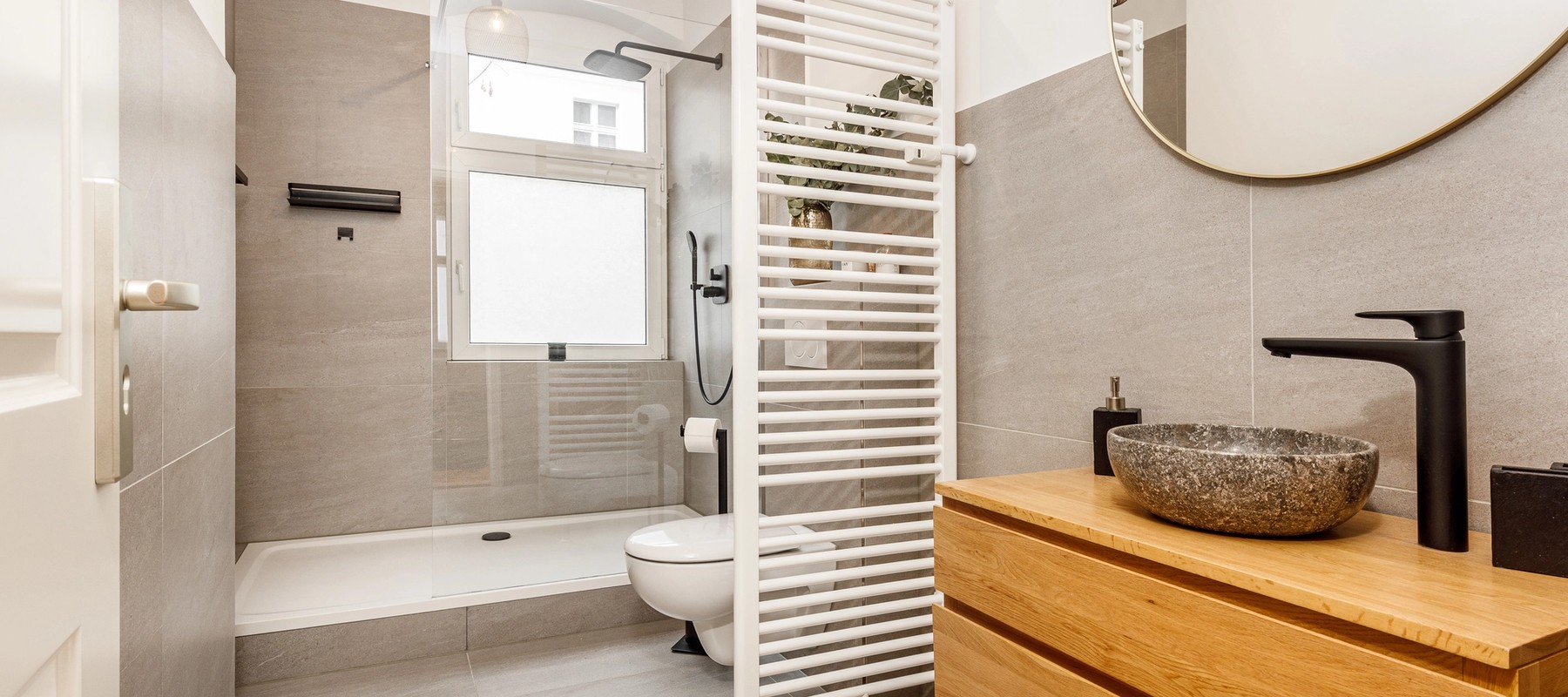 Modernes Duschbad mit walk-in Rainshower Modernes Duschbad mit walk-in Rainshower