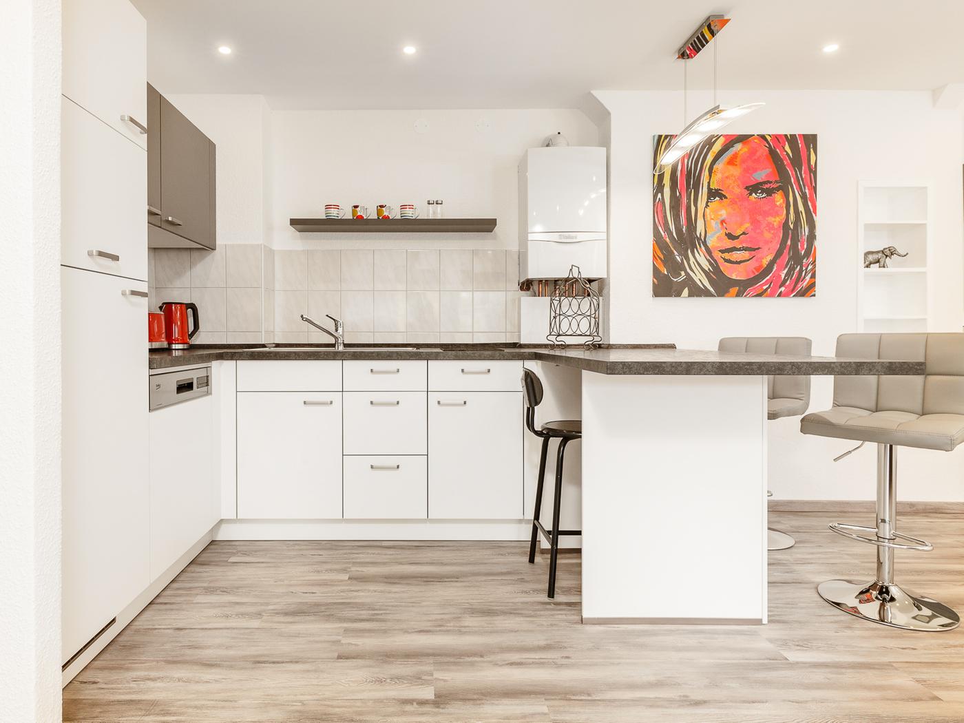 Moderne Einbauküche mit Geräten Moderne Einbauküche mit Geräten