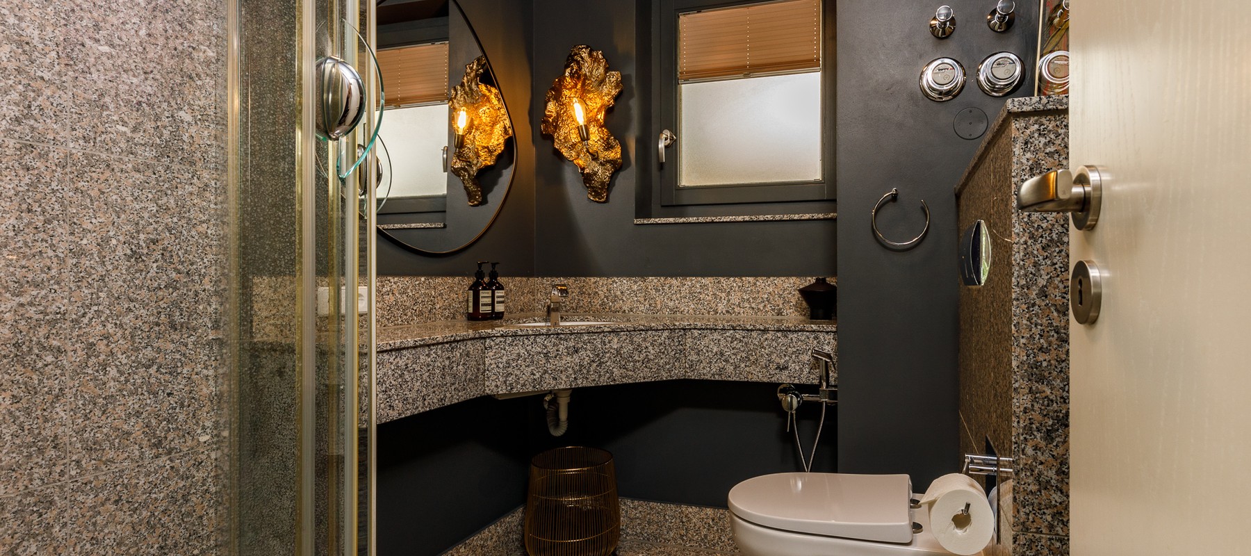 Separate guest shower room Separate guest shower room