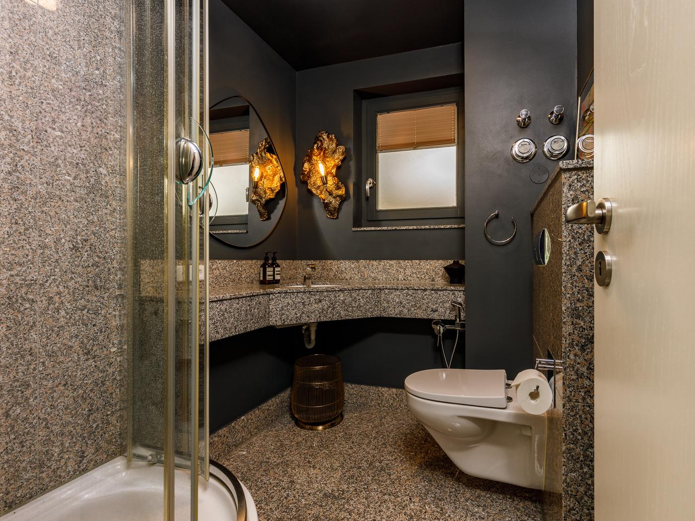 Separates Gäste-Duschbad  Separates Gäste-Duschbad