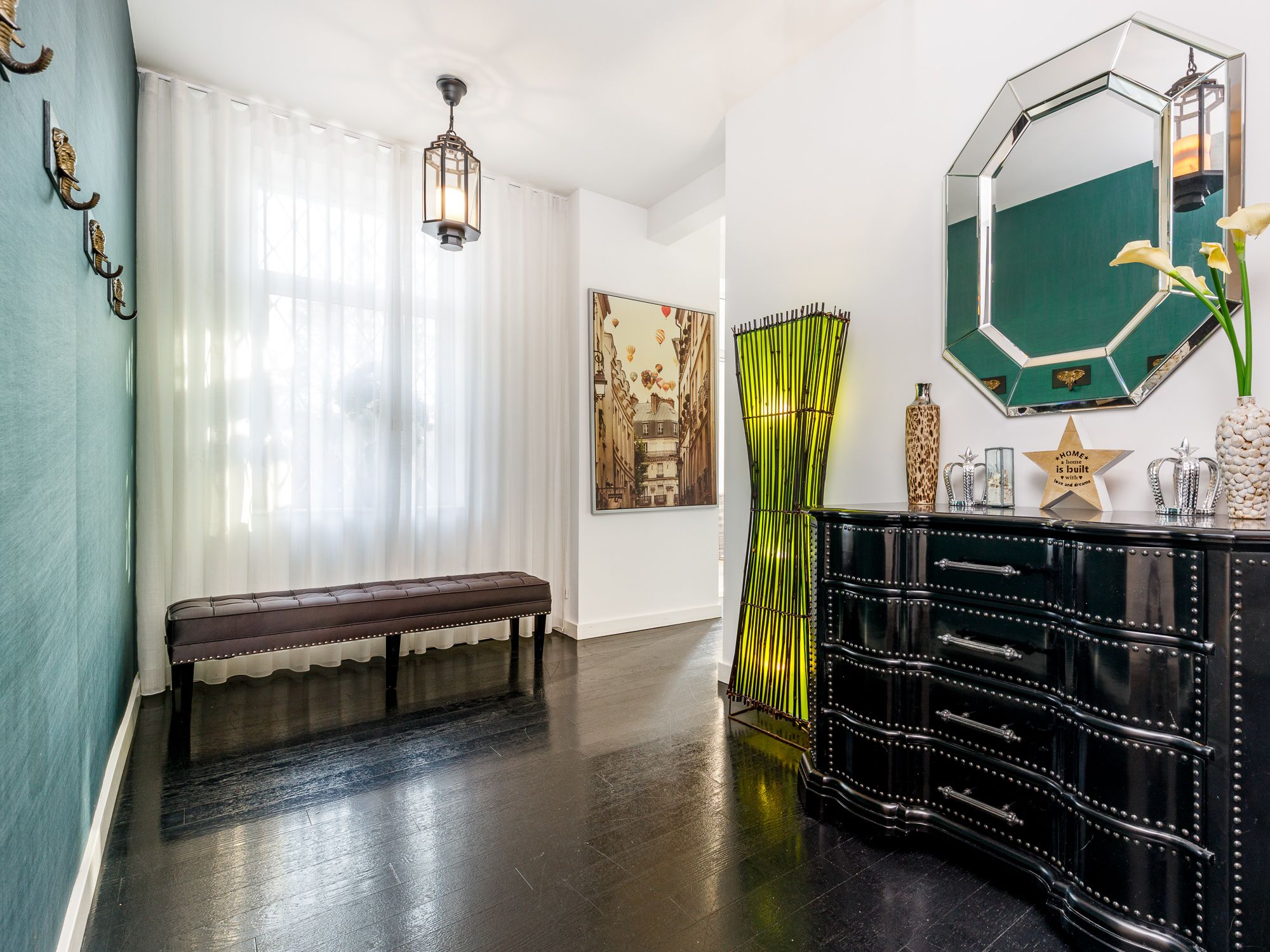 Großzügiger, begehbarer Ankleidebereich 