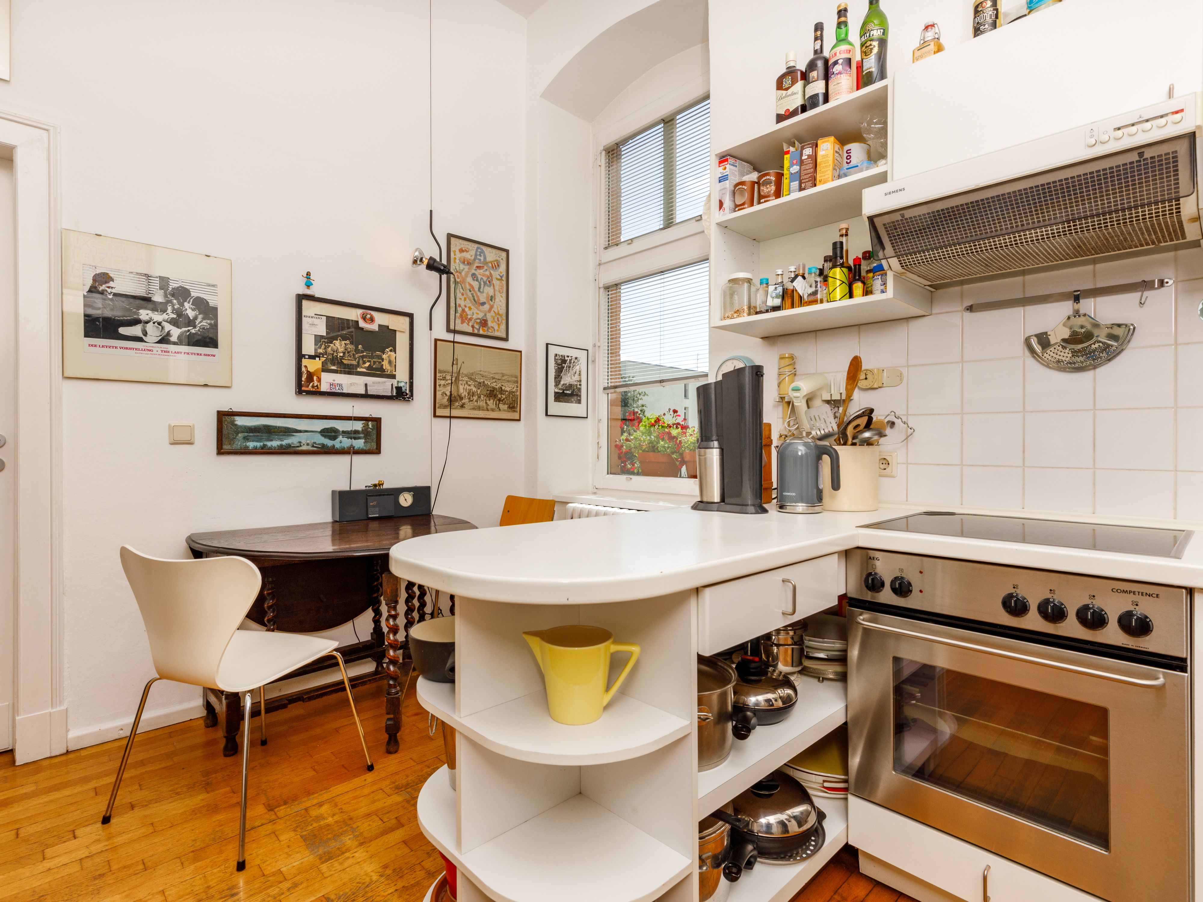 Separater Küchenbereich mit Elektrogeräten