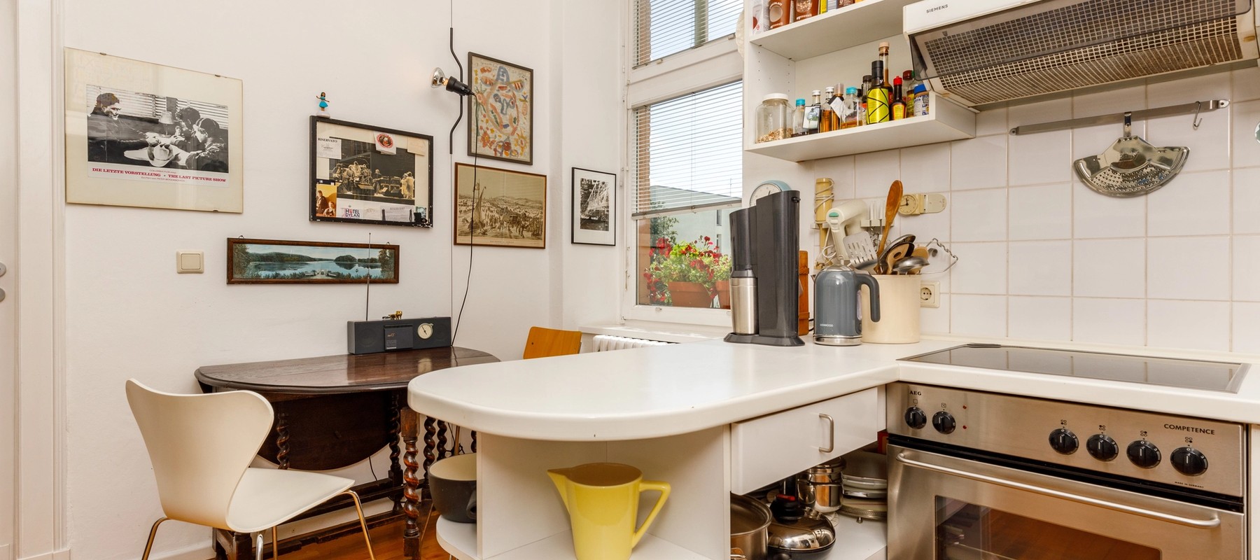 Separater Küchenbereich mit Elektrogeräten Separater Küchenbereich mit Elektrogeräten