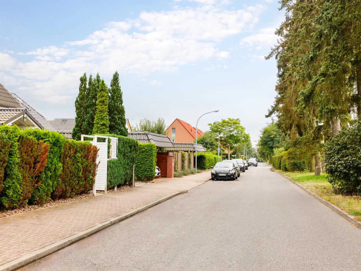 Blick auf die ruhige Seitenstraße Blick auf die ruhige Seitenstraße