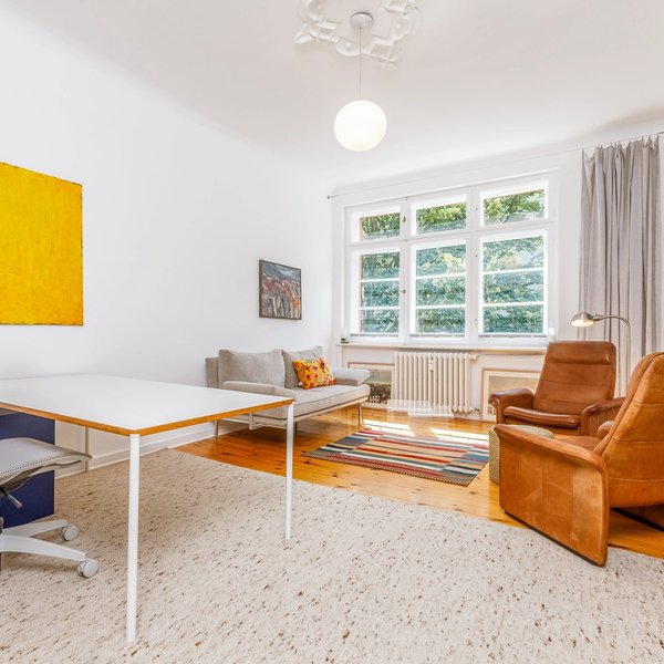 Arbeitszimmer Schreibtisch Sofa Sessel Fenster