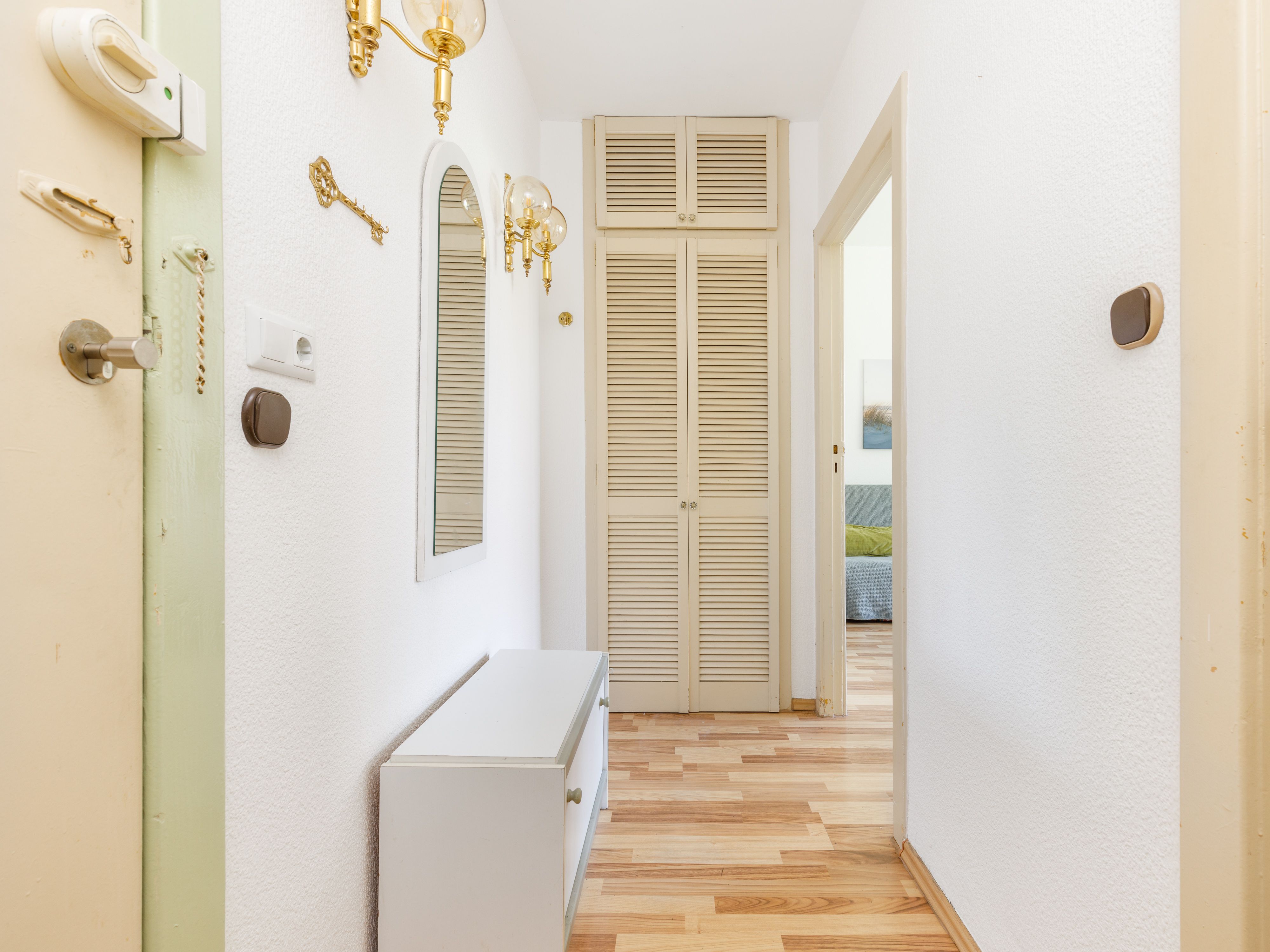 Eingangsbereich und Flur mit geräumiger Abstellkammer