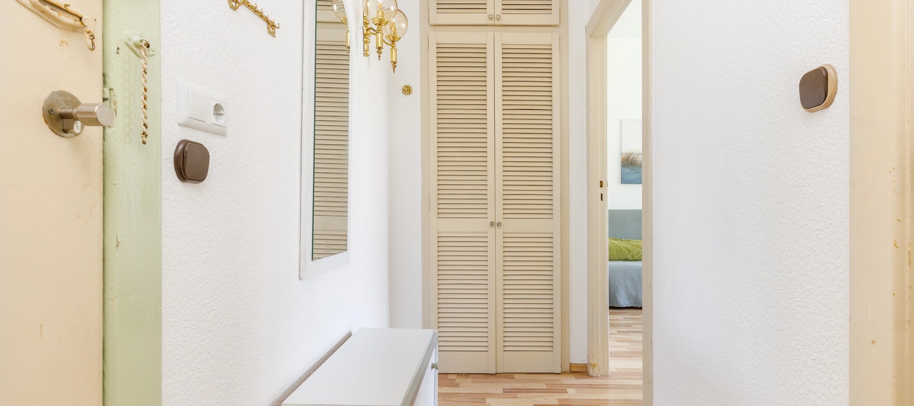 Eingangsbereich und Flur mit geräumiger Abstellkammer Eingangsbereich und Flur mit geräumiger Abstellkammer