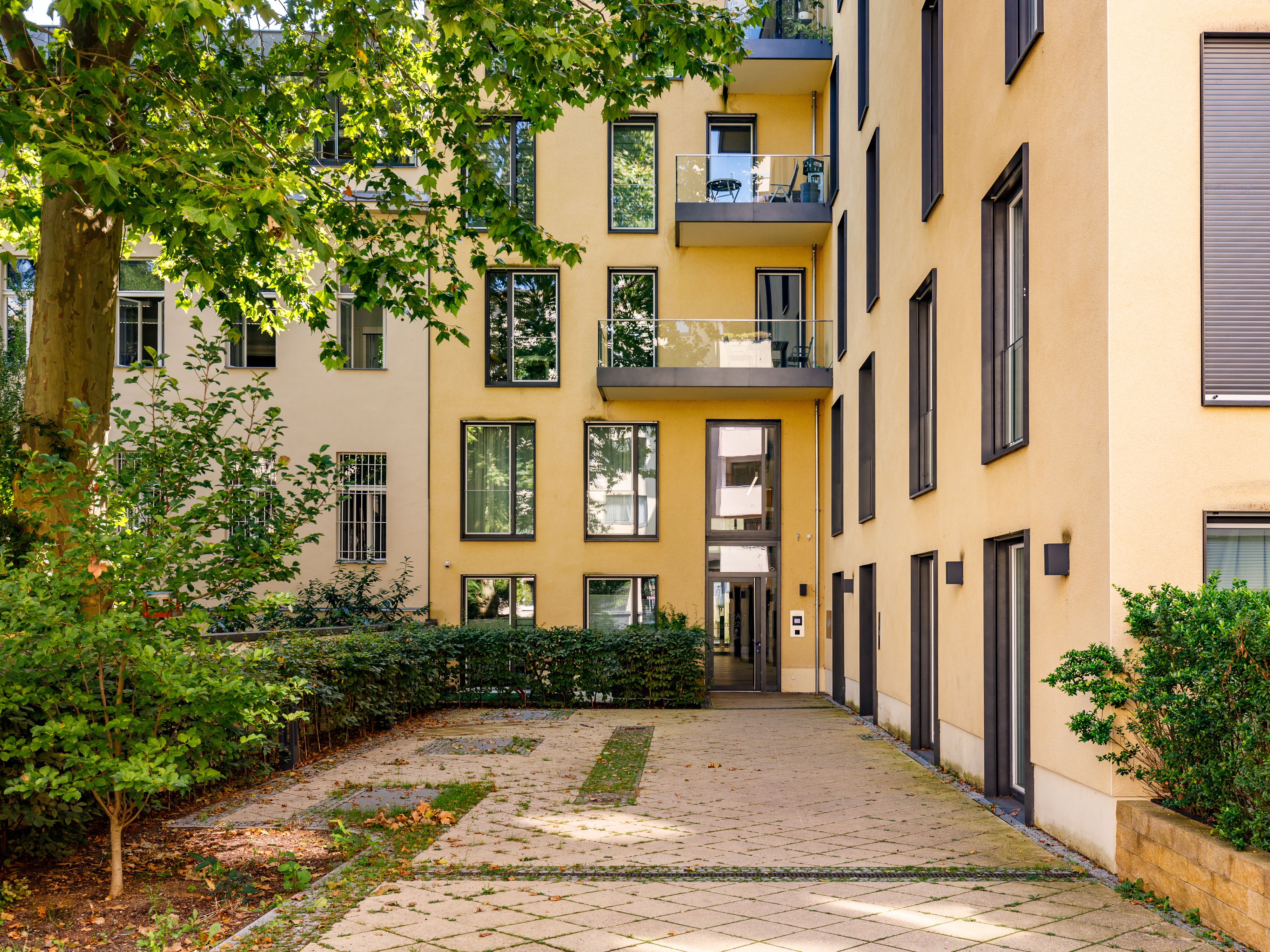 Frontaler Blick auf den Eingangsbereich