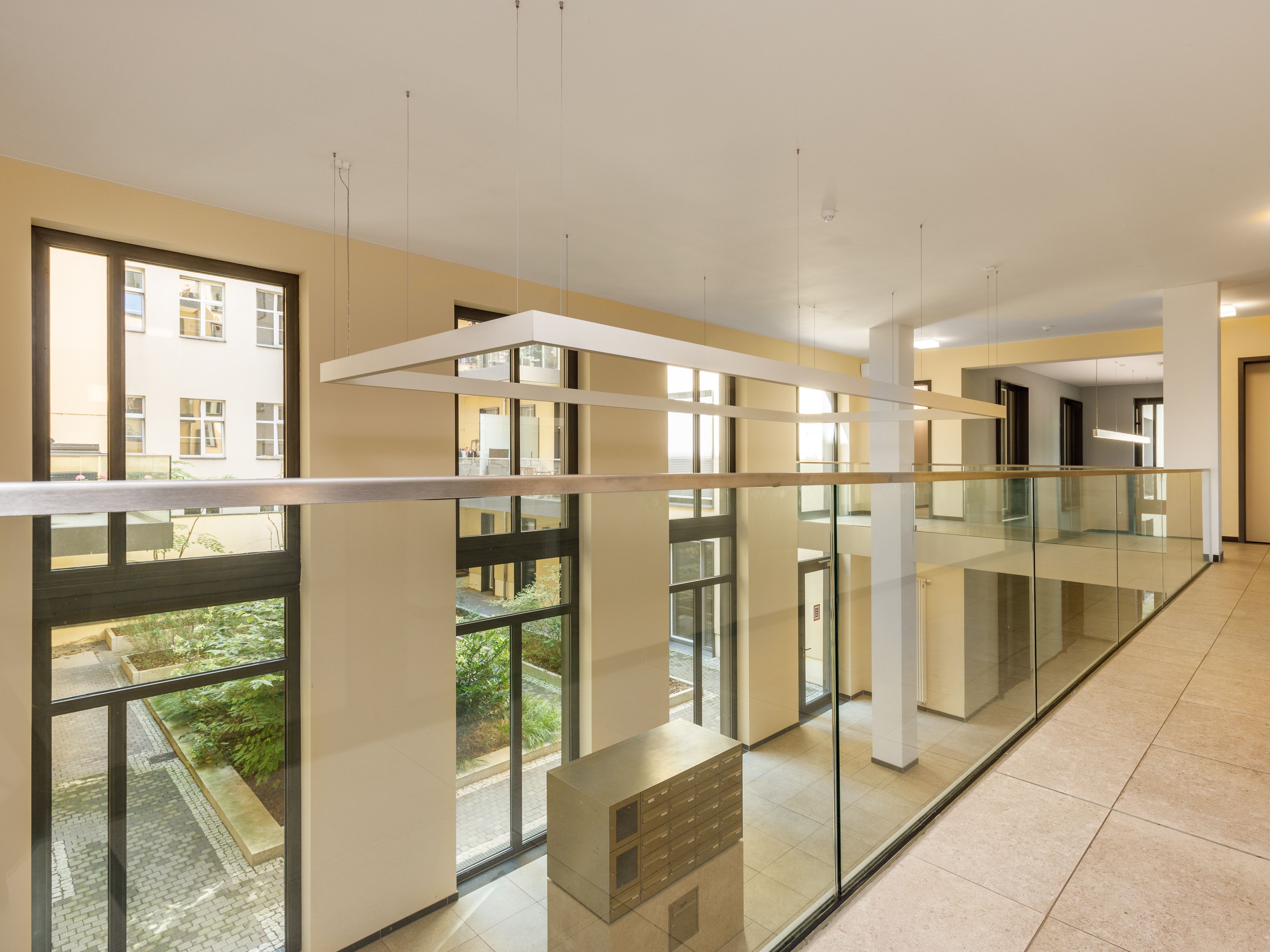 Ausblick von der Galerie mit moderner Glasbrüstung