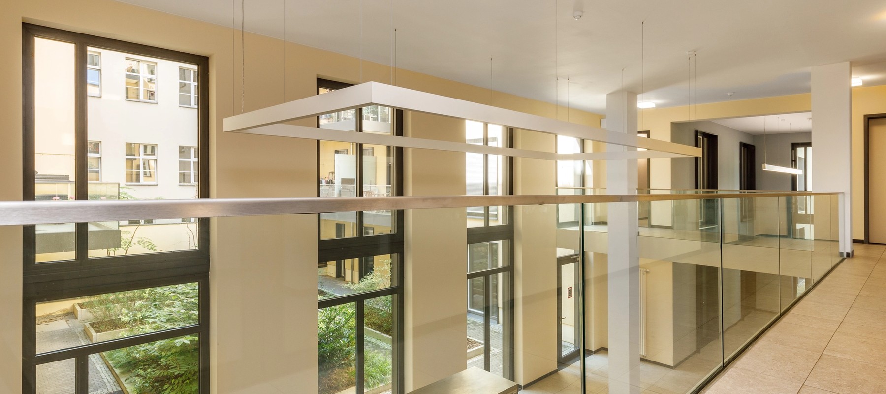 Ausblick von der Galerie mit moderner Glasbrüstung Ausblick von der Galerie mit moderner Glasbrüstung