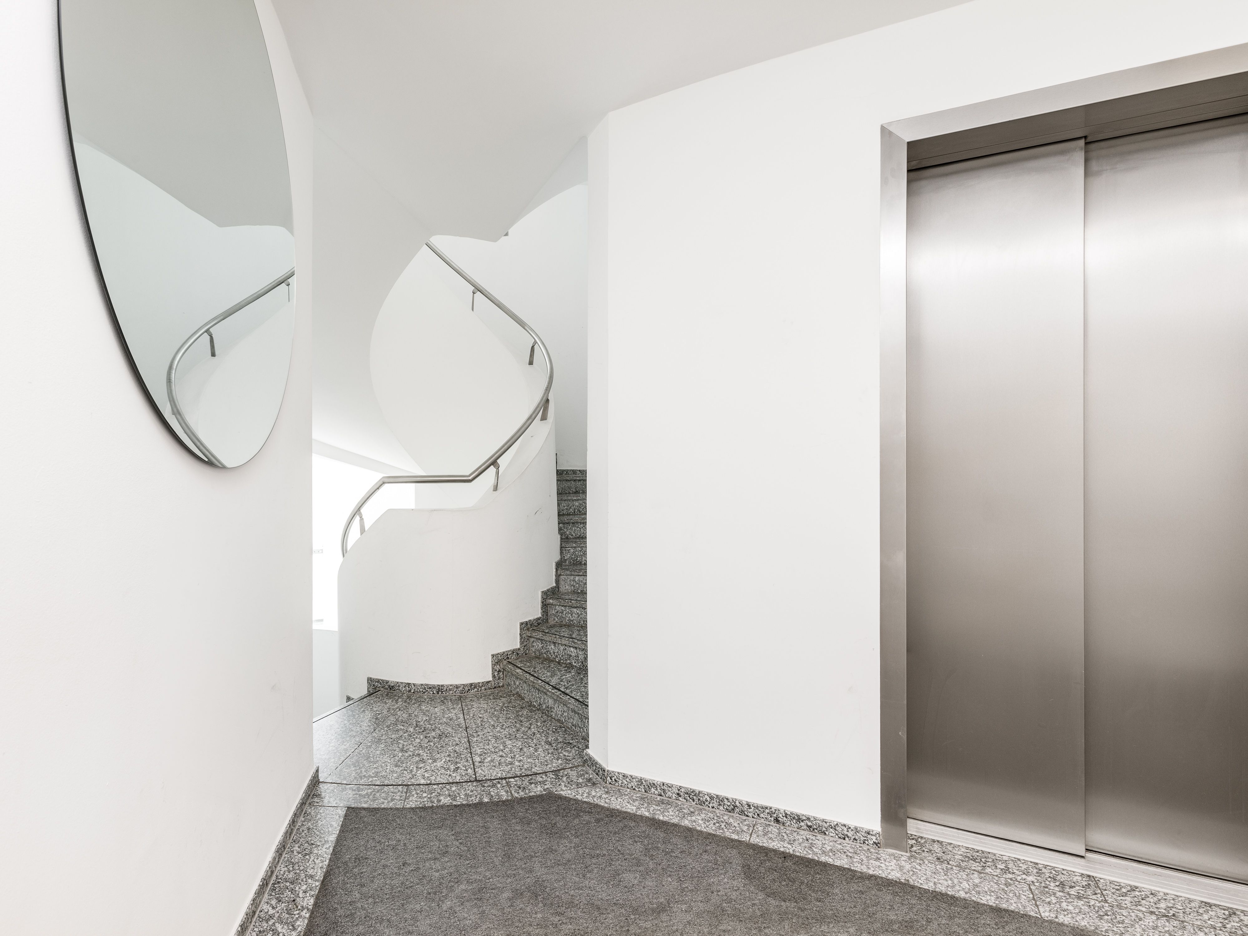 Schönes Treppenhaus mit Fahrstuhl 